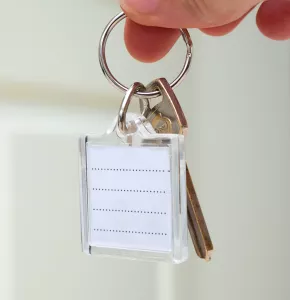 Quadratischer Schlüsselanhänger aus Acryl mit weißem Etikett