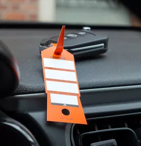 Etiqueta económica para llave de coche  naranja con presilla preimpresa horizontalmente