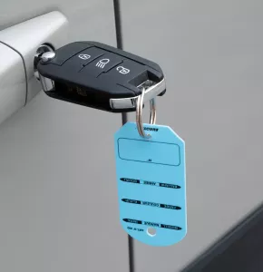 Porte-clés de voiture bleu avec anneau pré-imprimé avec les mots modèle, couleur et année