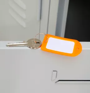 Orange Kunststoff-Schlüsselanhänger mit weißem blanko Etikett