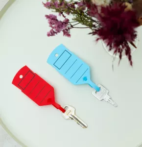 Porte-clés immobilier rouge et bleu avec boucle imprimée avec des lignes d'écriture