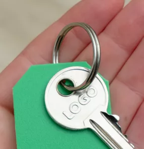 Anillo insertado en una etiqueta verde para llaves