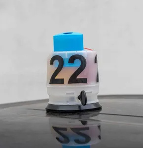 Chapeau sur le toit d'une voiture avec système à 3 couleurs