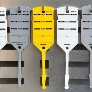 Weiße, graue und gelbe Schlüsselanhänger mit Schlaufe, die an einem Metall-Schlüsselbrett hängen