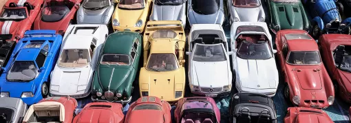 Auto's in verschillende kleuren geparkeerd op een parkeerplaats