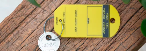 Gelber Immobilien-Schlüsselanhänger mit Ring, vorbedruckt zum Aufschreiben von Verkaufsinformationen